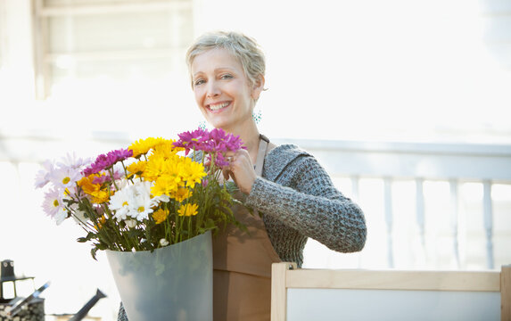 Shop: Happy Florist Working with Daisies