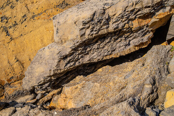 Strukturen im Fels an der Steilküste von Bermeo