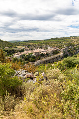 Fototapeta na wymiar Vue sur le village médiéval de Minerve et les Gorges du Brian (Occitanie, France)