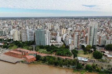 Toma con Drone con vista al Parque España en la ciudad de Rosario