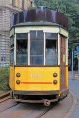 Fototapeta na wymiar tram giallo a milano, yellow street car in milan city 