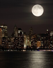 Naklejka premium full moon in New York City