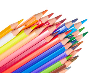 24 Buntstifte in mehreren Farben liegen vor weißem Hintergrund übereinander.