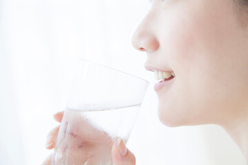 水を飲む女性