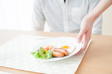 Obraz na płótnie Canvas 朝食の用意をする男女の手元