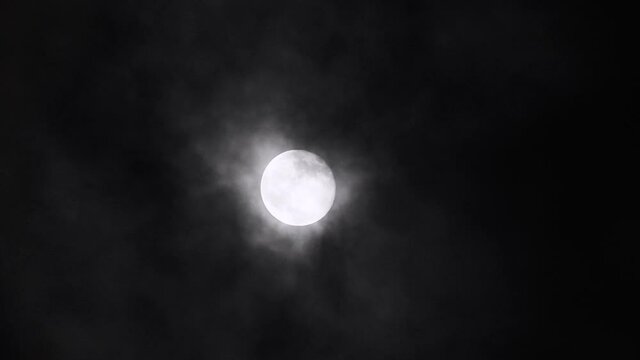 Luna y nubes time-lapse