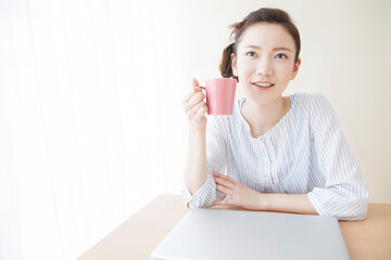 コーヒーを飲む女性