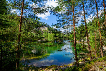 Jezioro woda las drzewa czechy skalne miasto adrspach