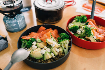 キャンプの朝食　朝ごはん　アウトドア料理　サラダ