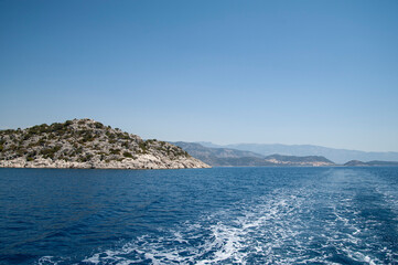 Obraz premium Trail from a boat or yacht on the beautiful sea
