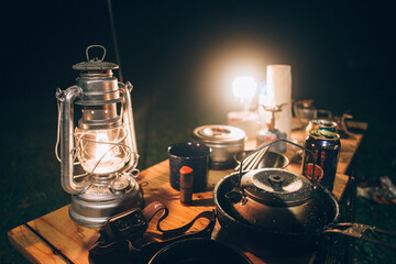 ランタンとコーヒー　夜のキャンプ　テーブル © Shingo Inoue