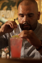 Primer plano de Barman Cantinero mexicano profesional preparando un cóctel alcohólico para los clientes en el bar o discoteca