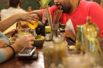 Amigos en bar tomando cocktails bebidas en bar discoteca