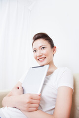 Fototapeta premium タブレットPCを持つ女性