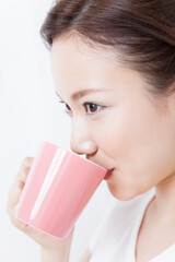 飲み物を飲む女性