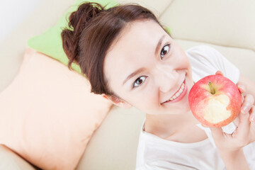 リンゴを食べる女性