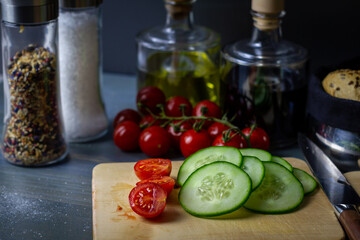 Brot mit Gurkenscheiben Öl, Salz, Essig und tomaten