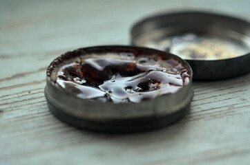 Photo of rosin in a tin box