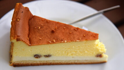 Hausgemachter Käsekuchen auf weißem Teller