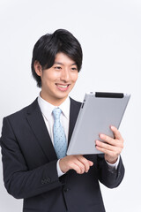 タブレットPCを見るビジネスマン