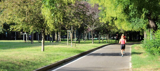 Giovane ragazza che fa jogging al parco a Settembre - sport