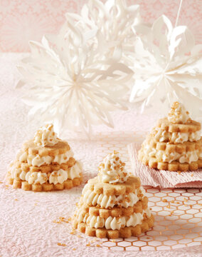 pistachio and white chocolate shortbread cakes
