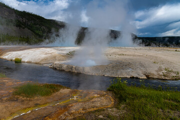 Obraz premium Cliff Geyser in the Biscuit Basin Area, Yellowstone Park