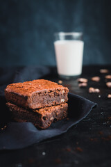 Brownie avec un verre de lait