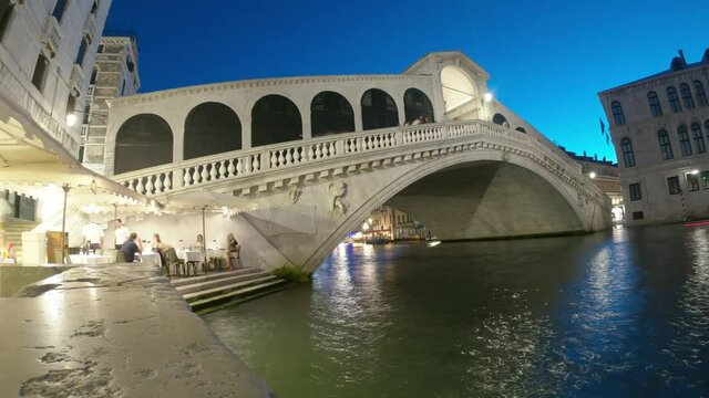 Dynamic view Rialto Bridge, Sestiere San Polo, Venice, Italy