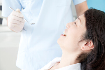 Obraz na płótnie Canvas 歯の治療をする女性