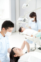 治療する歯科医