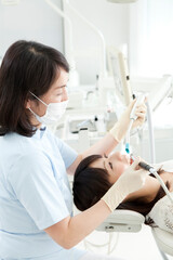 治療する歯科医
