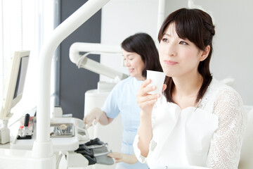 Fototapeta premium 歯の治療をしてうがいをする女性