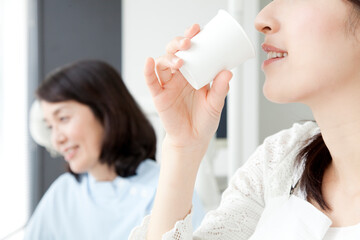 歯の治療をしてうがいをする女性