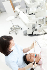 歯の治療をする男性
