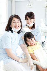 笑顔の歯科医と女の子