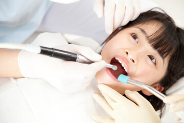 歯の治療をする女の子