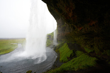 Fototapeta na wymiar waterfall seljalandsfoss in iceland, one of the most famous and beautiful there is