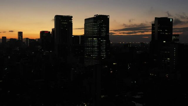 Vista a&eacute;rea panor&aacute;mica del skyline del Paseo de la Reforma durante el amanecer.