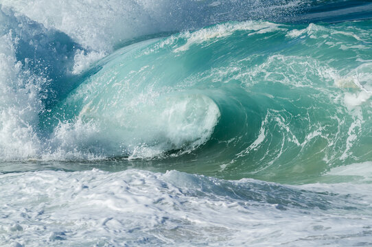 Ocean wave breaking to shore © Kelly Headrick