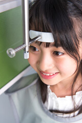 レントゲン撮影をする女の子