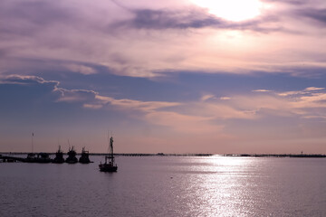 Fototapeta na wymiar sunset over the harbor