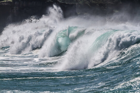 Breaking wave hitting the beach © Kelly Headrick