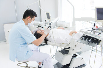 歯の治療をする歯科医師