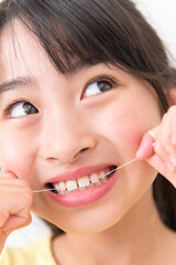 デンタルフロスをする女の子