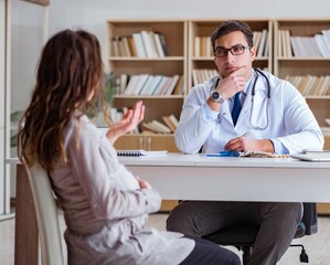 Obraz premium Pregnant woman visiting doctor for consultation