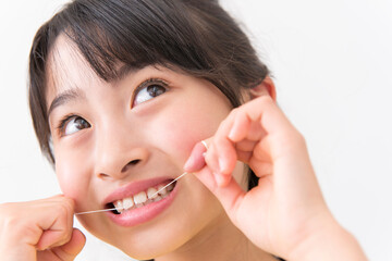 デンタルフロスをする女の子