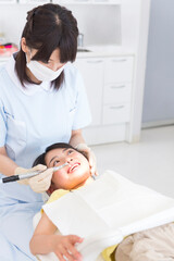 歯の治療をする女の子