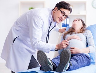 Obraz premium Pregnant woman visiting doctor for consultation