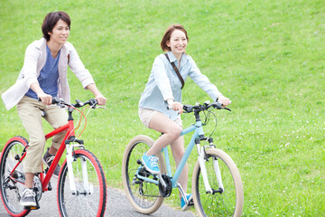 Obraz premium 自転車に乗る男女